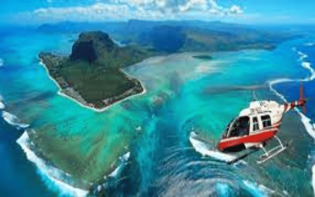 Un hélicoptère au-dessus du plateau turquoise près de Le Morne, là où l&rsquo;illusion se forme