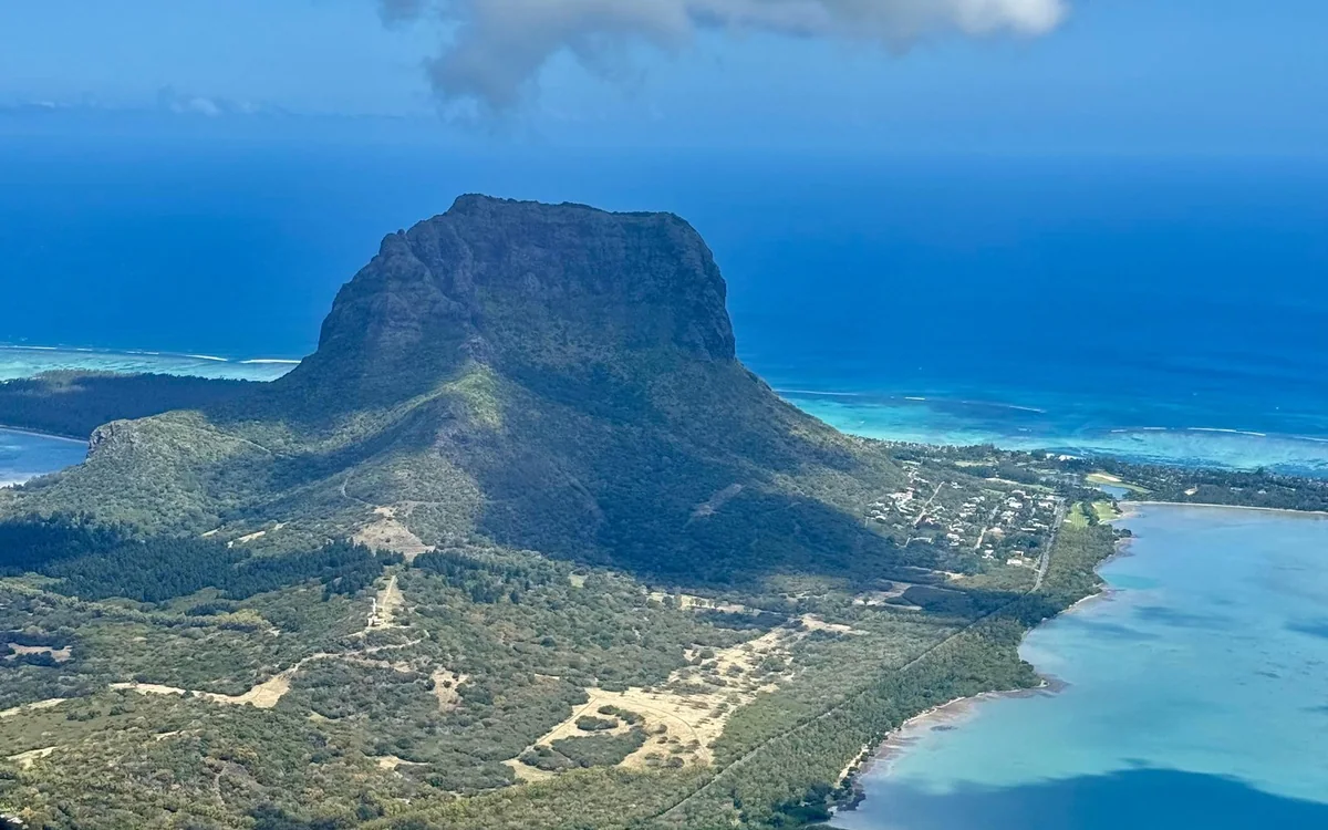 Le Morne Brabant visto dall'alto, con la linea della barriera corallina e la laguna poco profonda che abbraccia le pendici della montagna