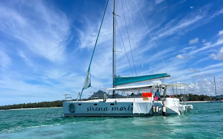 Un catamaran blanc amarré dans le lagon turquoise peu profond