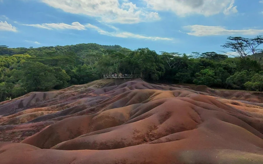Les dunes rouille et ocre des Terres des Sept Couleurs