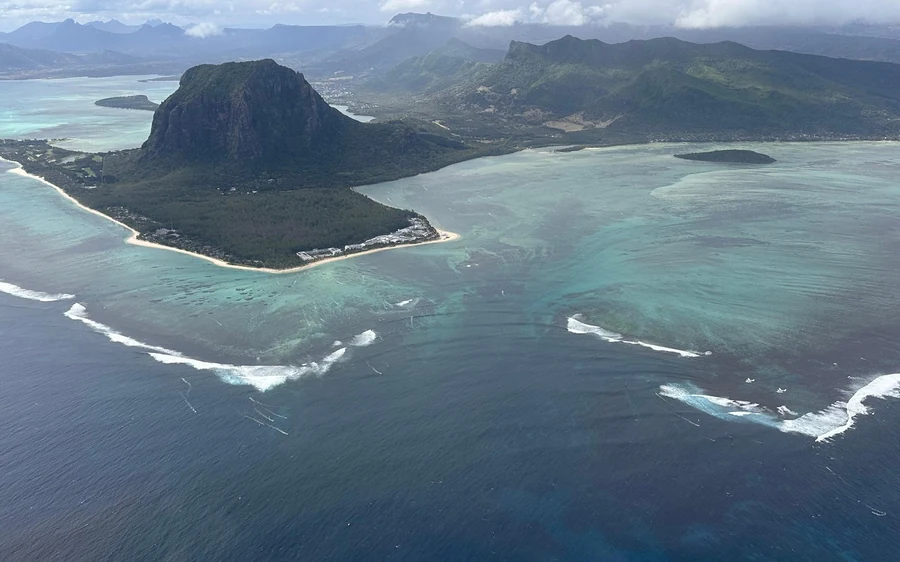Le Morne et le lagon corallien vus de haut au-dessus de la côte sud-ouest