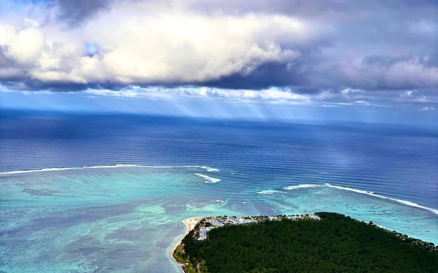 Le lagon pâle et le cap sombre du Morne vus de haut