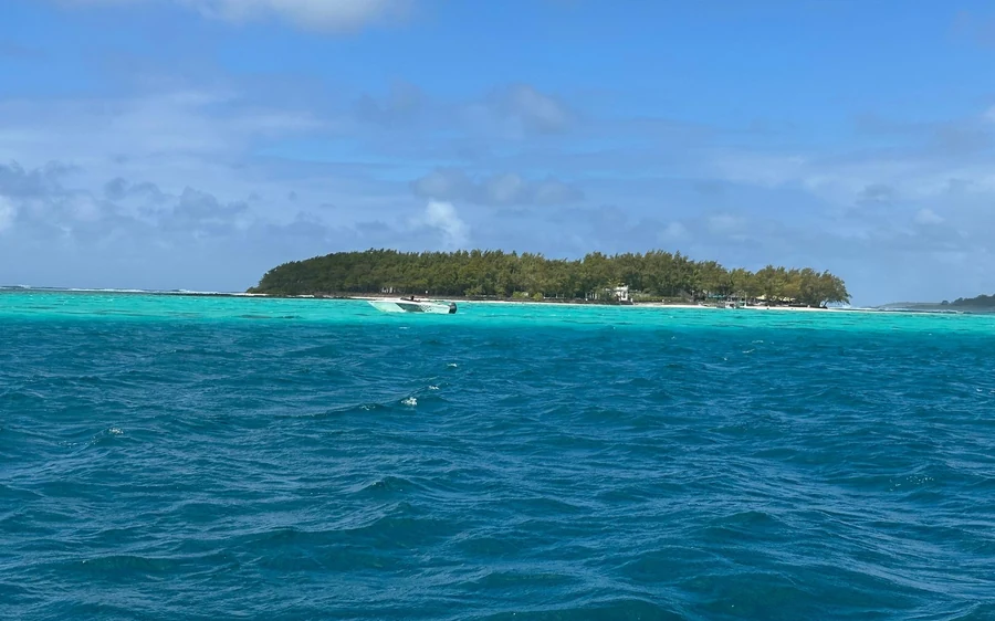 Une petite île plate dans le lagon turquoise pâle